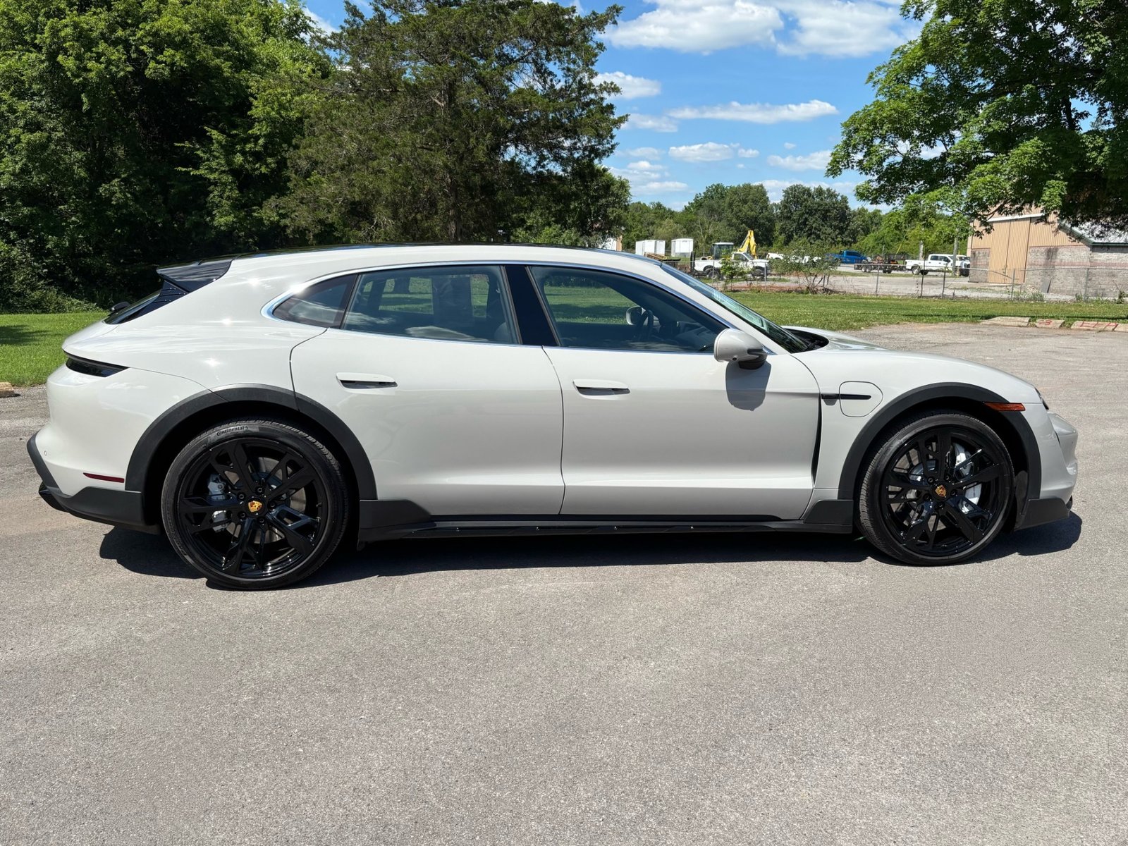 
								2023 Porsche Taycan Turbo Cross Turismo full									