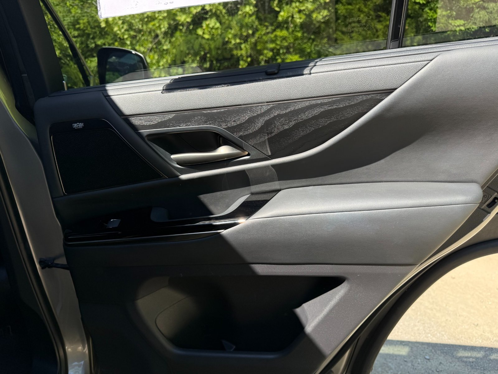 
								2023 Lexus LX 600 full									