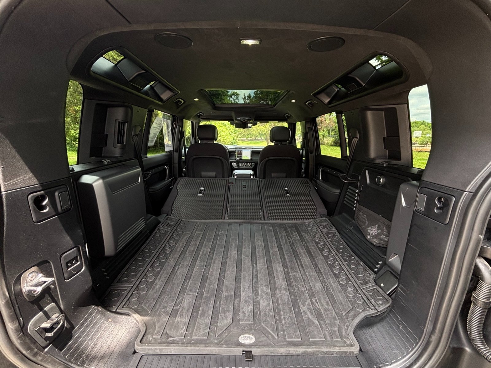 
								2025 Land Rover Defender full									
