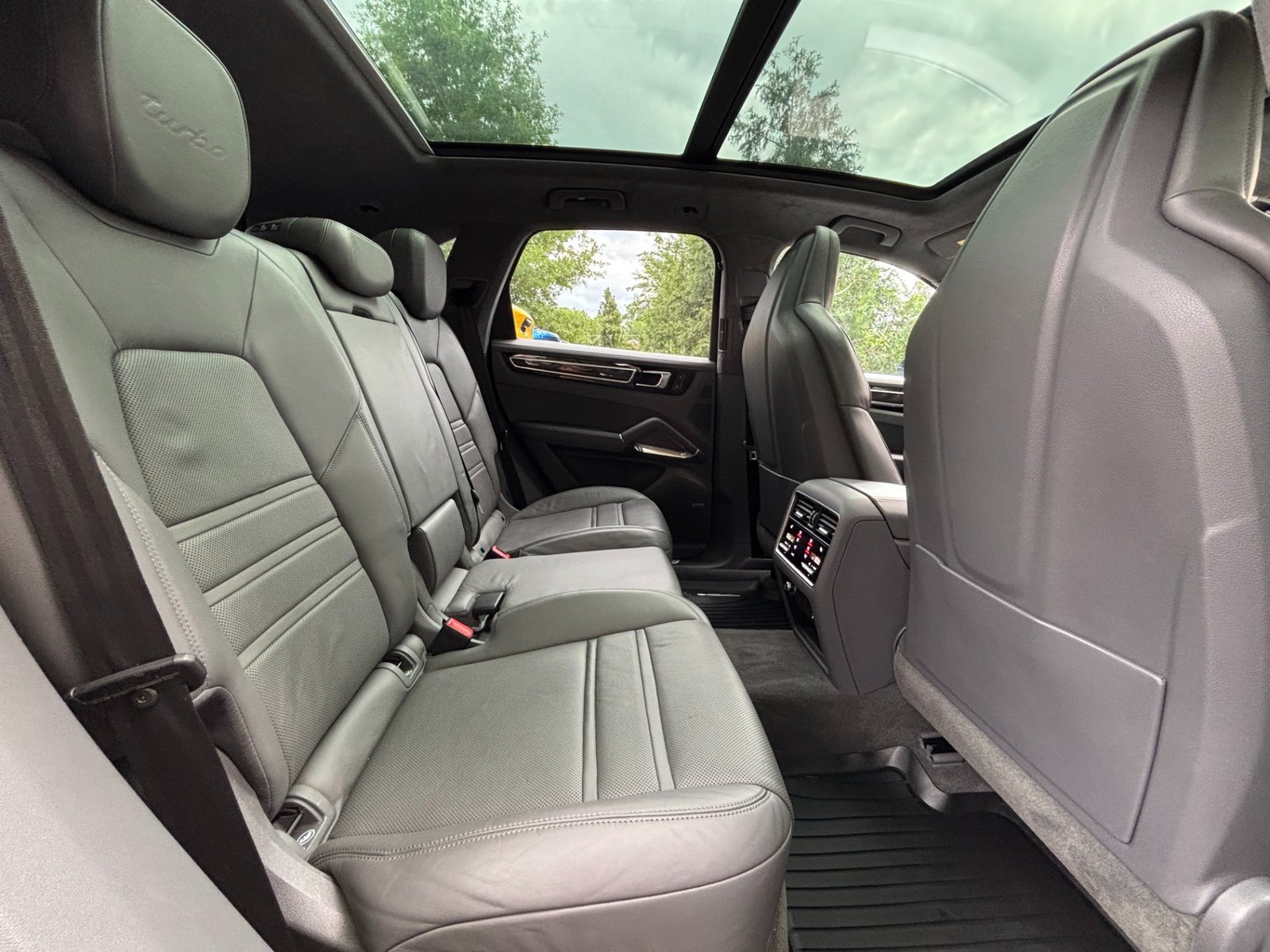 
								2023 Porsche Cayenne Turbo PREMIUM full									